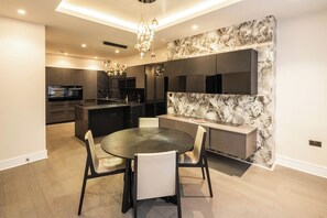 Dining - Spacious 3BR Townhouse Near Hyde Park (London)
