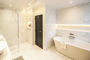 Towels - Spacious 3BR Townhouse Near Hyde Park (London)