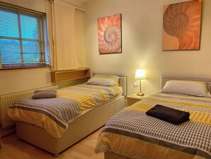 3 bedrooms, iron/ironing board, WiFi, bed sheets