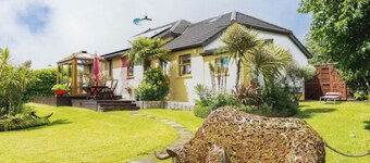 Stylish 3BD Retreat with Garden