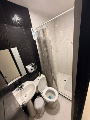 Căn hộ dành cho gia đình, 2 phòng ngủ | Phòng tắm | Buồng tắm vòi sen, khăn tắm, xà phòng, dầu gội 