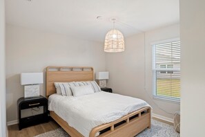 Tabla de planchar con plancha, wifi y ropa de cama 