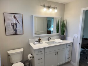 Secadora de cabello, toallas, jabón, papel de baño 