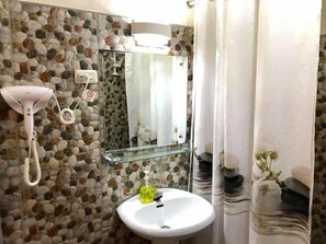Shower, hair dryer, slippers, towels - Bananaland Cottages (Panglao)