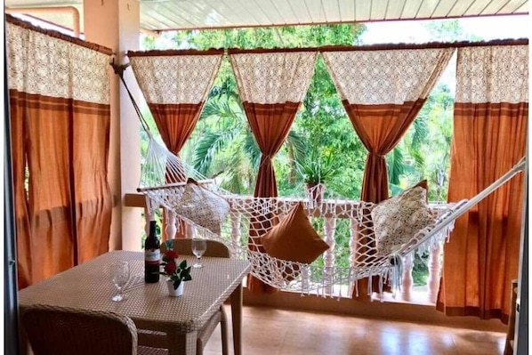 Outdoor dining - Bananaland Cottages (Panglao)