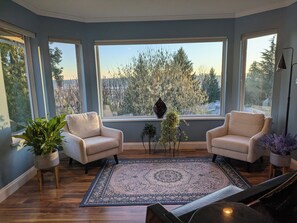 Interior - Spacious home with view. Quick Highway access. Ample Parking. 3 month rentals. (Coquitlam)