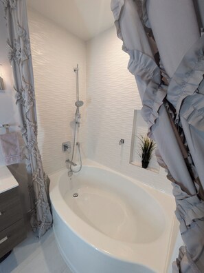 Shower, hair dryer, towels, soap - Spacious home with view. Quick Highway access. Ample Parking. 3 month rentals. (Coquitlam)