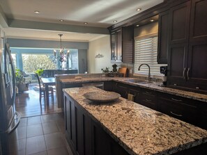 Private kitchen - Spacious home with view. Quick Highway access. Ample Parking. 3 month rentals. (Coquitlam)
