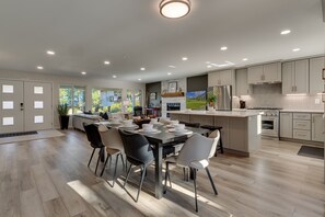 Dining - Cozy Fireplace, Epic Views & Outdoor Grill Nights: Heavenly Hideaway (South Lake Tahoe)