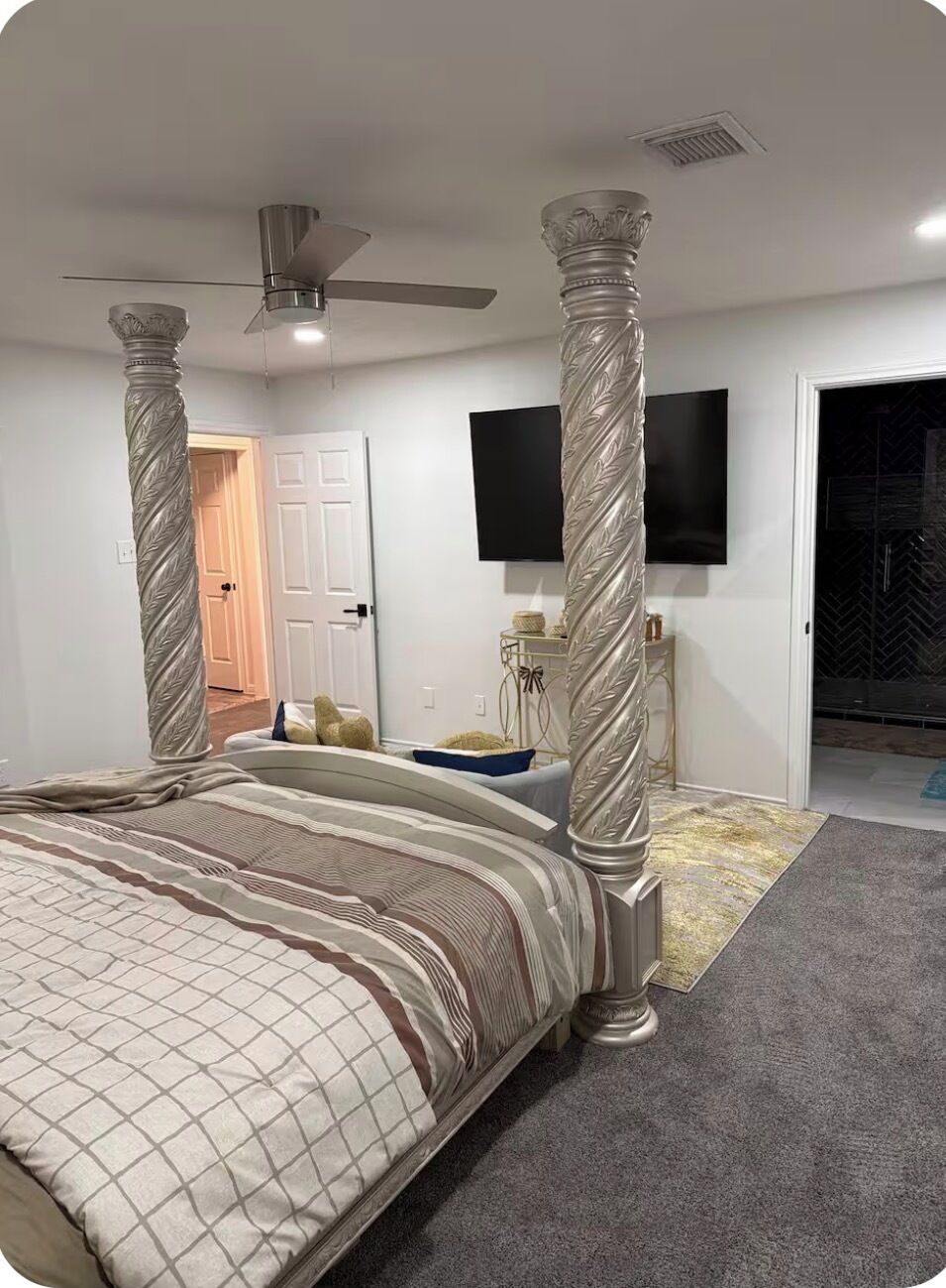 4 bedrooms, iron/ironing board, WiFi, bed sheets
