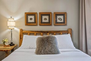 2 bedrooms, iron/ironing board, free WiFi, bed sheets - Rustic Creekside Retreat 2BR and 2BT with Stunning View! (Canmore)