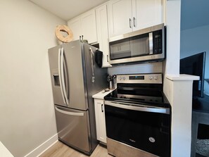 Kylskåp, mikrovågsugn, ugn och spishäll