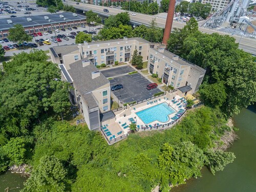 Downtown Nashville Condo • 1 Mile to Broadway • Pool & Parking