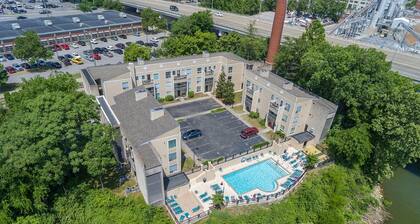 Downtown Nashville Condo • 1 Mile to Broadway • Pool & Parking