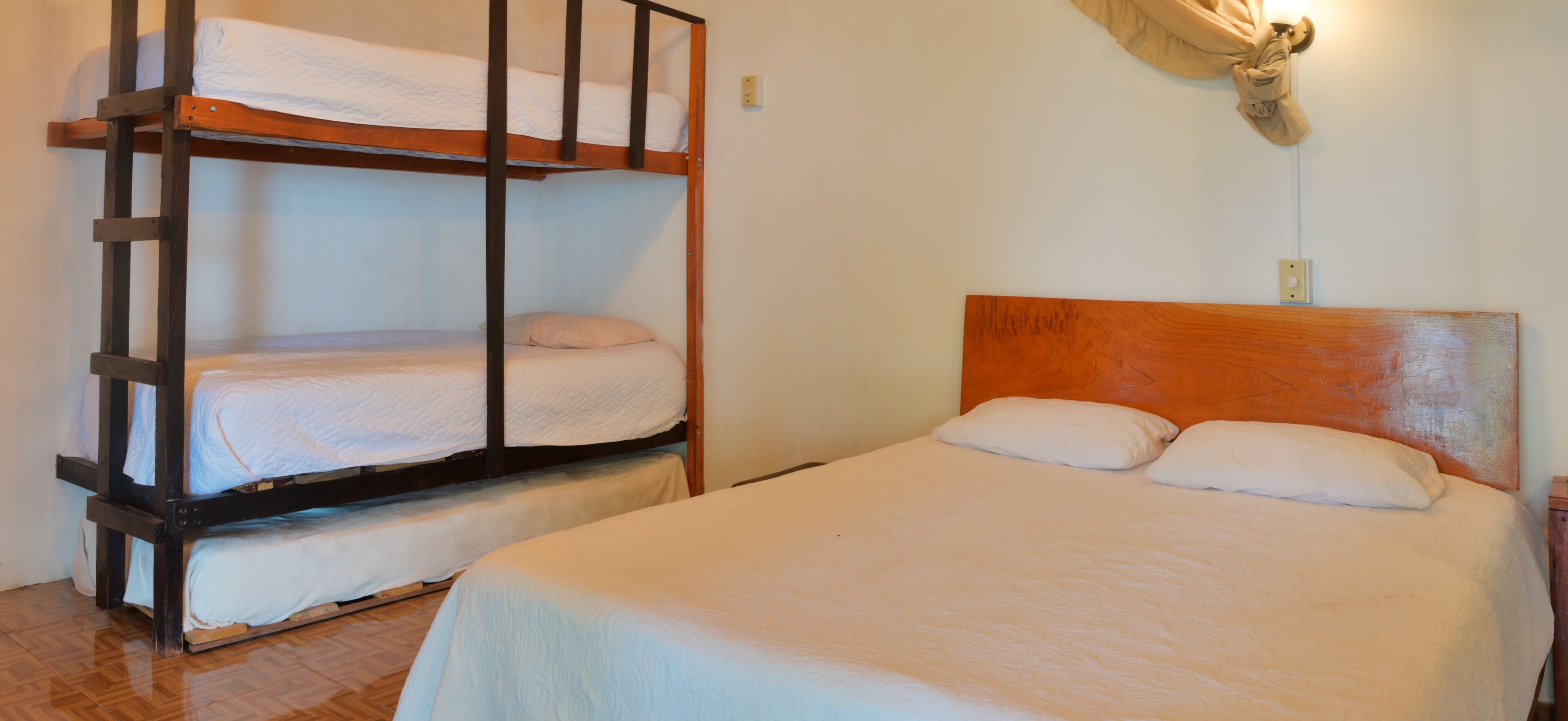 1 chambre, bureau, fer et planche à repasser, Wi-Fi gratuit