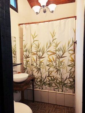 Dusj, håndklær, såpe og sjampo