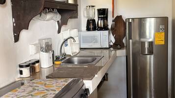 Mikrowelle, Wasserkocher mit Kaffee-/Teezubehör