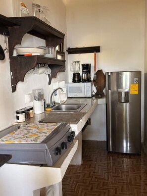 Mikrowelle, Wasserkocher mit Kaffee-/Teezubehör