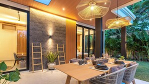 Villa – deluxe, hageutsikt | Utendørsservering