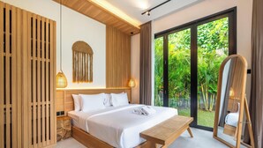 Villa – deluxe, hageutsikt | Skrivebord for bærbar PC, blendingsgardiner og strykejern/-brett