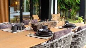 Villa – deluxe, hageutsikt | Spiseområde
