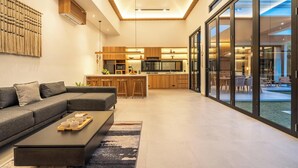 Villa – deluxe, hageutsikt | Oppholdsområde | Flatskjerm-TV