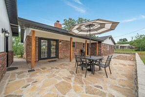 Outdoor dining - Charming 3-bedroom house in tranquil Fort Smith with AC (Fort Smith)