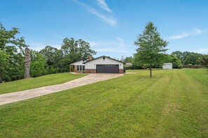 Property grounds - Charming 3-bedroom house in tranquil Fort Smith with AC (Fort Smith)