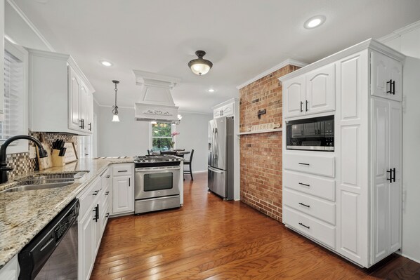 Private kitchen - Charming 3-bedroom house in tranquil Fort Smith with AC (Fort Smith)