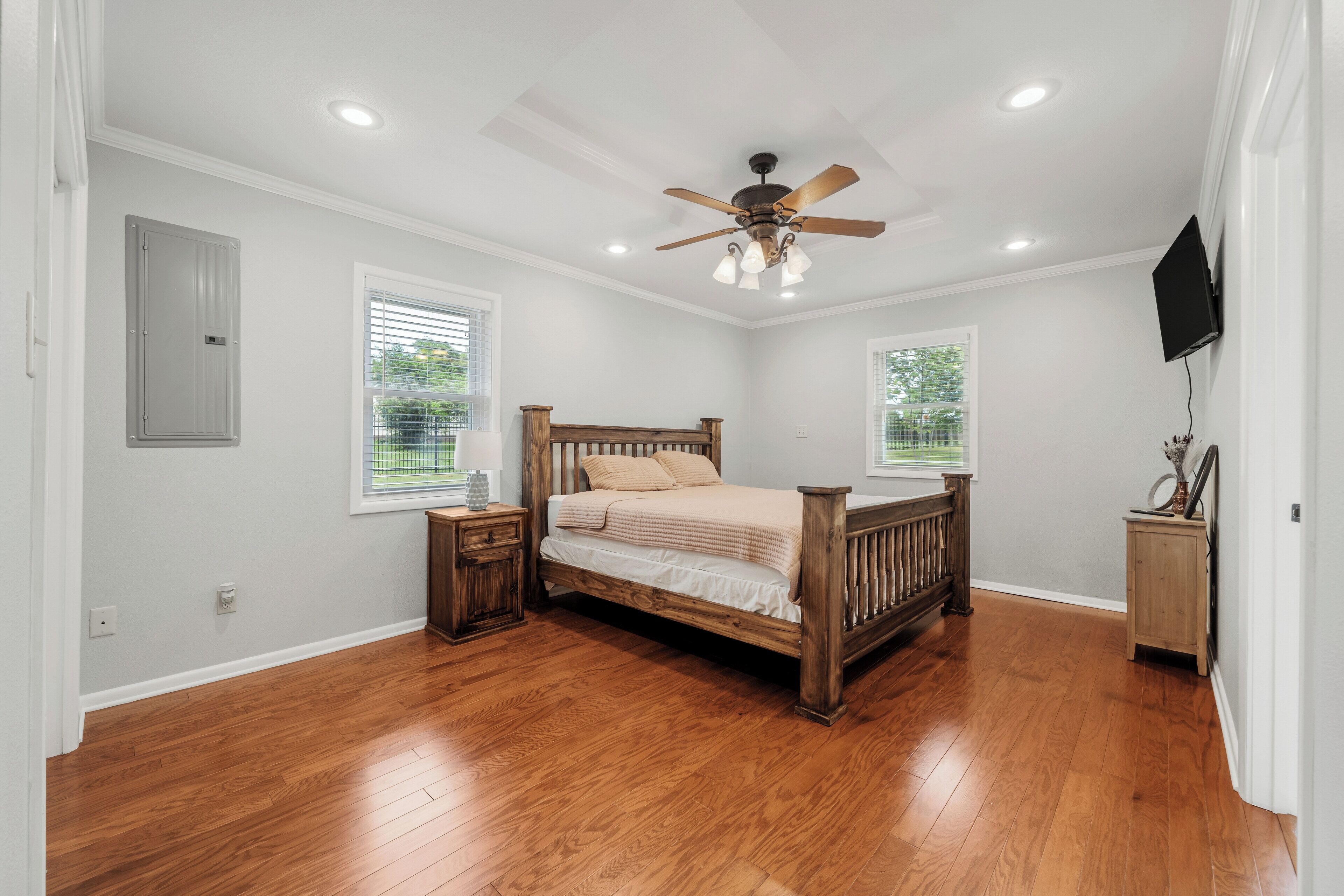 3 bedrooms, iron/ironing board, WiFi, bed sheets