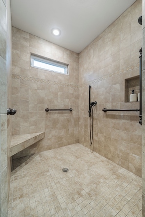 Shower, jetted bath, hair dryer, towels - Charming 3-bedroom house in tranquil Fort Smith with AC (Fort Smith)