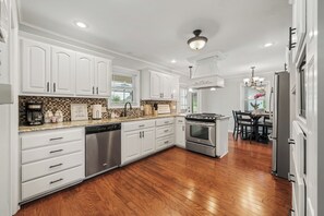 Private kitchen - Charming 3-bedroom house in tranquil Fort Smith with AC (Fort Smith)