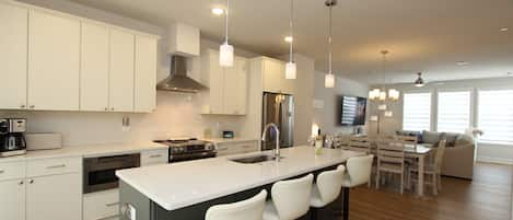 Geladeira, micro-ondas, fogão, cooktop