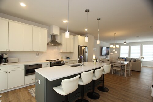 Parking. Short Uber Ride. Townhouse in Annapolis! 3 Miles from USNA and Downtown