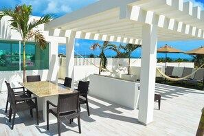 Outdoor dining - New Downtown penthouse, with beautiful ocean view! (Isla Mujeres)