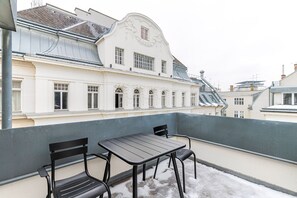 Outdoor dining - Blueground | Mariahilf, jacuzzi, nr MuseumsQuartier (Vienna)