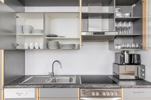 Fridge, microwave, oven, stovetop - Blueground | Innere Stadt, balcony, nr St. Stephen's Cathedral (Vienna)