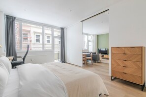 Iron/ironing board, WiFi, bed sheets - Blueground | Innere Stadt, balcony, nr St. Stephen's Cathedral (Vienna)