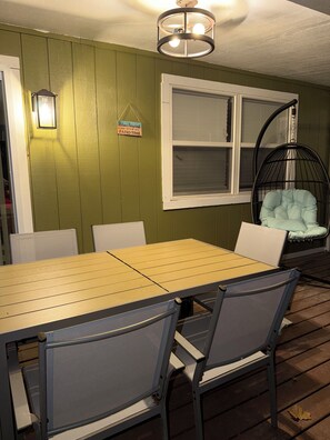 Outdoor dining - Phenomenal fun escape 5 bd, Full Game Room / Bar Sleeps 14+ Brand New Home (Topeka)