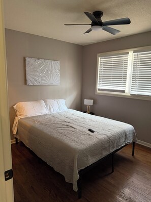 Iron/ironing board, WiFi, bed sheets - Phenomenal fun escape 5 bd, Full Game Room / Bar Sleeps 14+ Brand New Home (Topeka)
