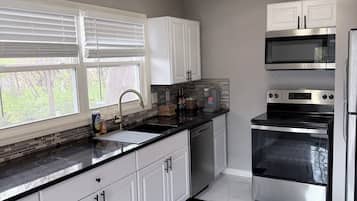 Mikroaaltouuni, uuni, liesi, astianpesukone