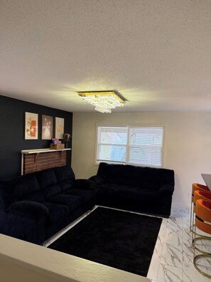 TV - Phenomenal fun escape 5 bd, Full Game Room / Bar Sleeps 14+ Brand New Home (Topeka)