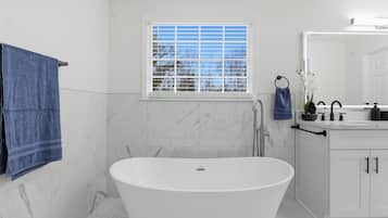 Douche, séchoir à cheveux, serviettes fournies, savon