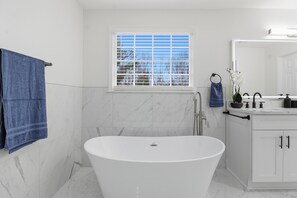 Douche, séchoir à cheveux, serviettes fournies, savon