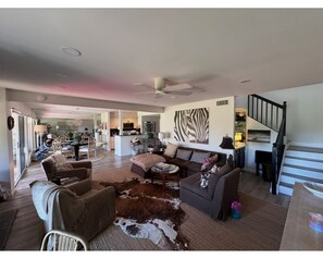 TV, fireplace - Spacious 2-bedroom 2.5 bath condo in Mission Hills Country Club - Rancho Mirage (Rancho Mirage)