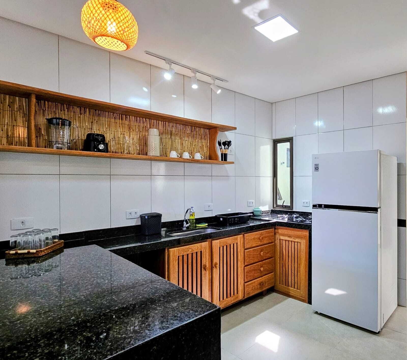 Refrigerador, microondas, parrilla de estufa y licuadora 