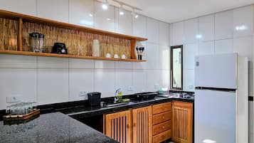 Refrigerador, microondas, parrilla de estufa y licuadora