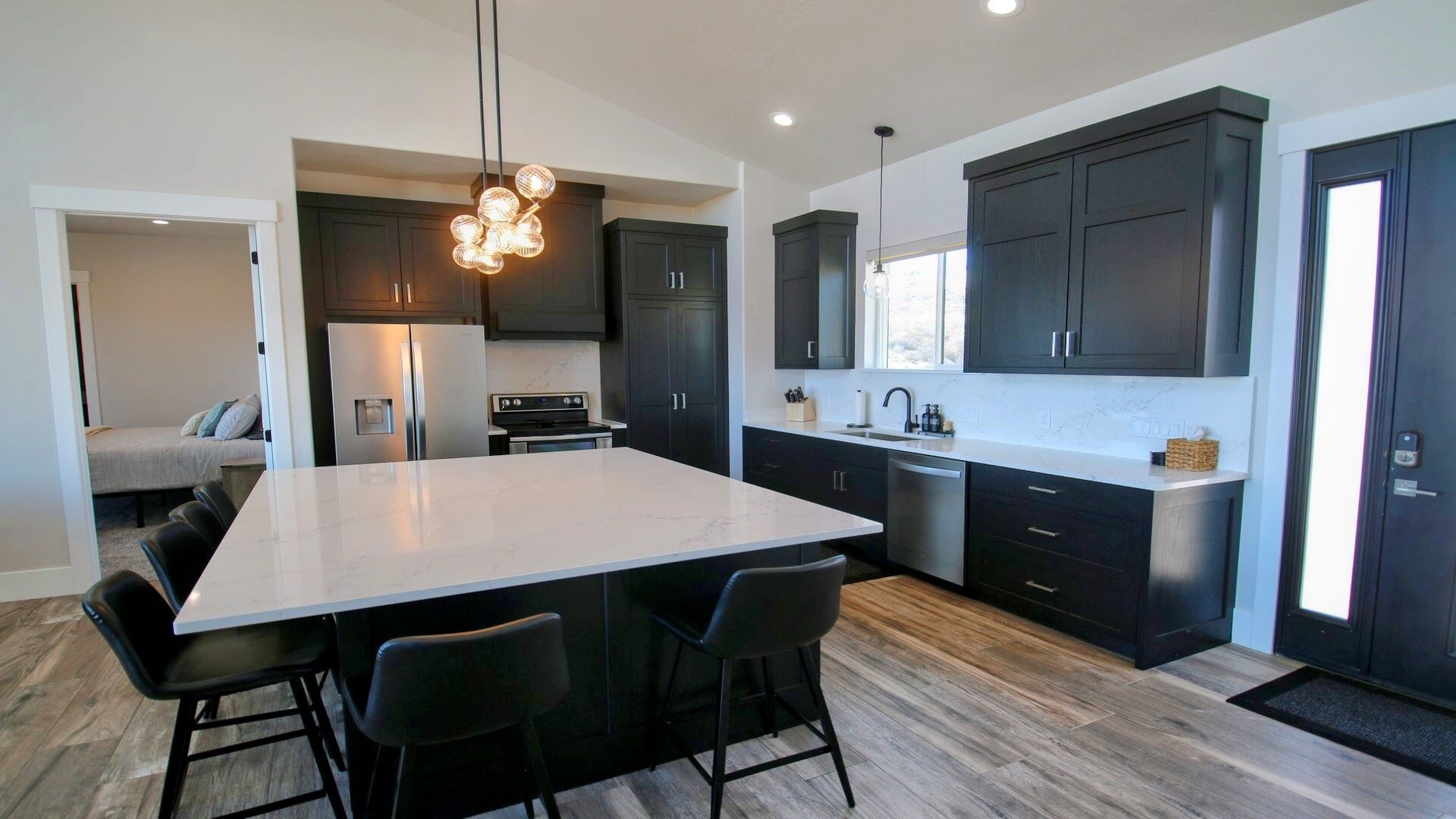 Jääkaappi, mikroaaltouuni, uuni, liesi