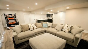 Televisio, takka, pöytätennispöytä