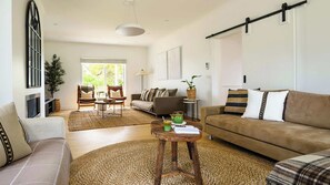 TV, fireplace, offices - Bloomwood Mt Franklin near Daylesford (Mount Franklin)